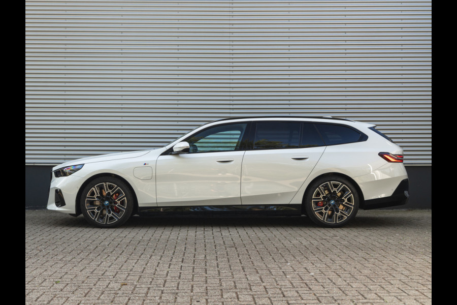 BMW 5 Serie Touring 550e xDrive M-Sport Pro - Pano - Driving Ass Prof - Onderstel Prof
