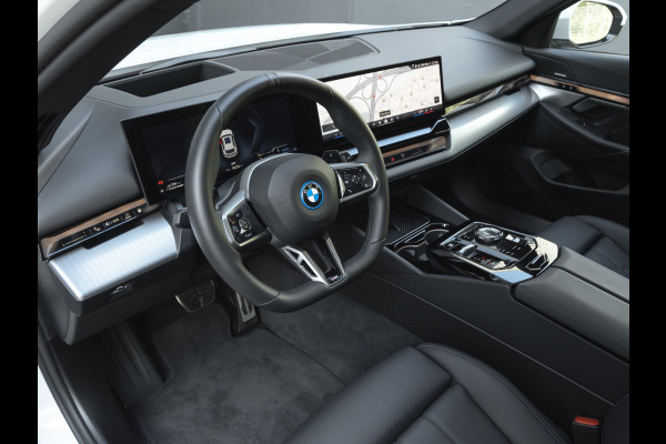 BMW 5 Serie Touring 550e xDrive M-Sport Pro - Pano - Driving Ass Prof - Onderstel Prof