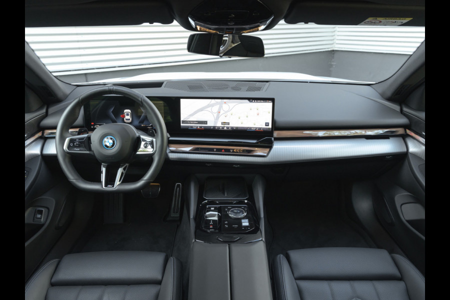 BMW 5 Serie Touring 550e xDrive M-Sport Pro - Pano - Driving Ass Prof - Onderstel Prof
