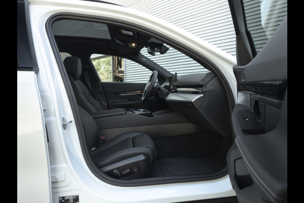 BMW 5 Serie Touring 550e xDrive M-Sport Pro - Pano - Driving Ass Prof - Onderstel Prof