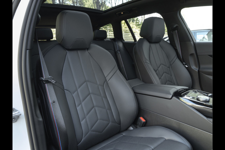 BMW 5 Serie Touring 550e xDrive M-Sport Pro - Pano - Driving Ass Prof - Onderstel Prof