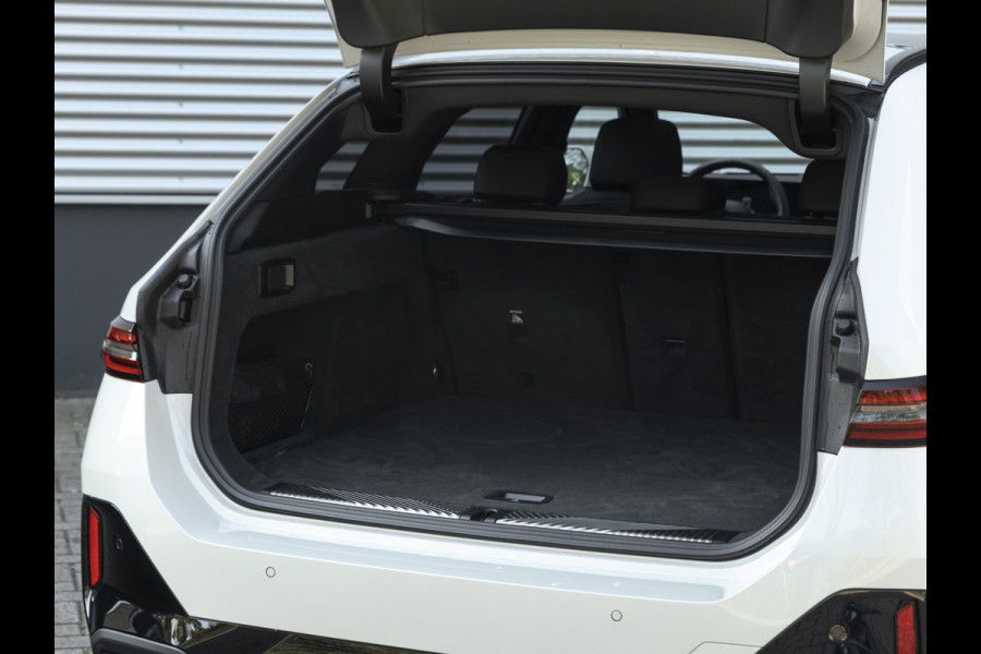 BMW 5 Serie Touring 550e xDrive M-Sport Pro - Pano - Driving Ass Prof - Onderstel Prof
