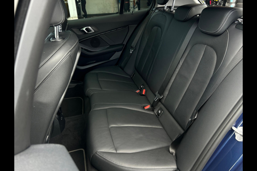 BMW 1-serie 120i Business Edition Plus NL AUTO | PANO | LEDER | STUURWIEL VERW |