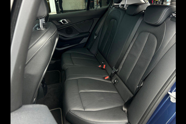 BMW 1-serie 120i Business Edition Plus NL AUTO | PANO | LEDER | STUURWIEL VERW |