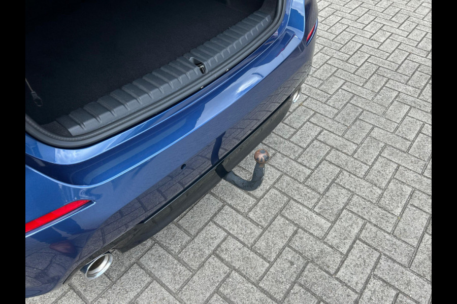 BMW 1-serie 120i Business Edition Plus NL AUTO | PANO | LEDER | STUURWIEL VERW |