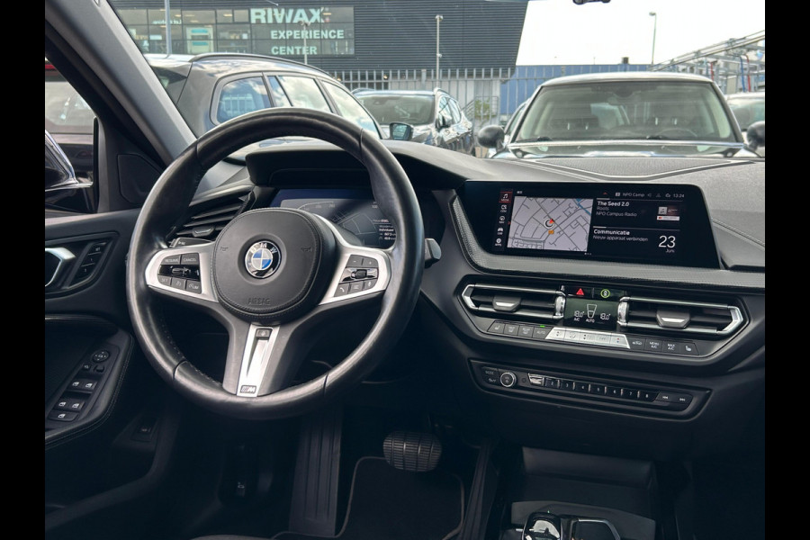 BMW 1-serie 120i Business Edition Plus NL AUTO | PANO | LEDER | STUURWIEL VERW |