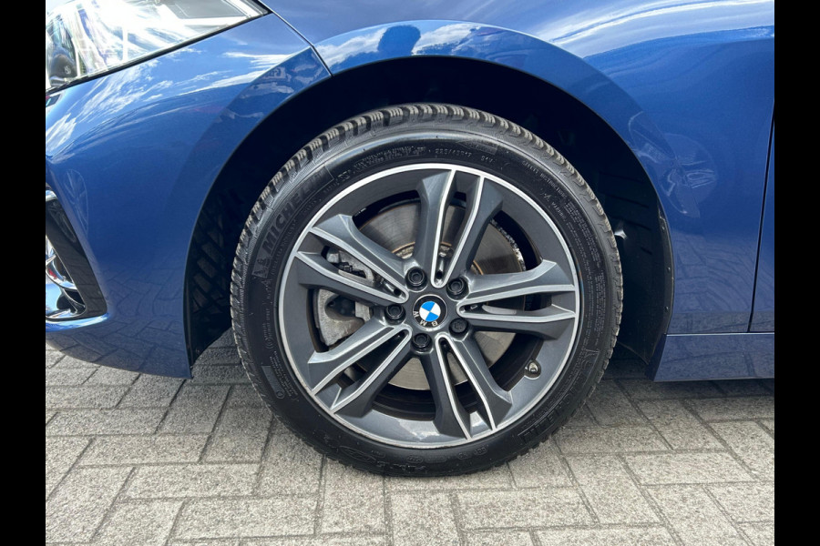 BMW 1-serie 120i Business Edition Plus NL AUTO | PANO | LEDER | STUURWIEL VERW |