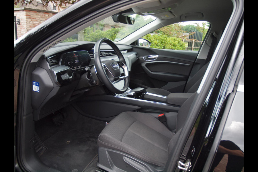Audi e-tron 55 quattro edition 95 kWh | NL-Auto | Trekhaak | Parkeersensoren | DAB |