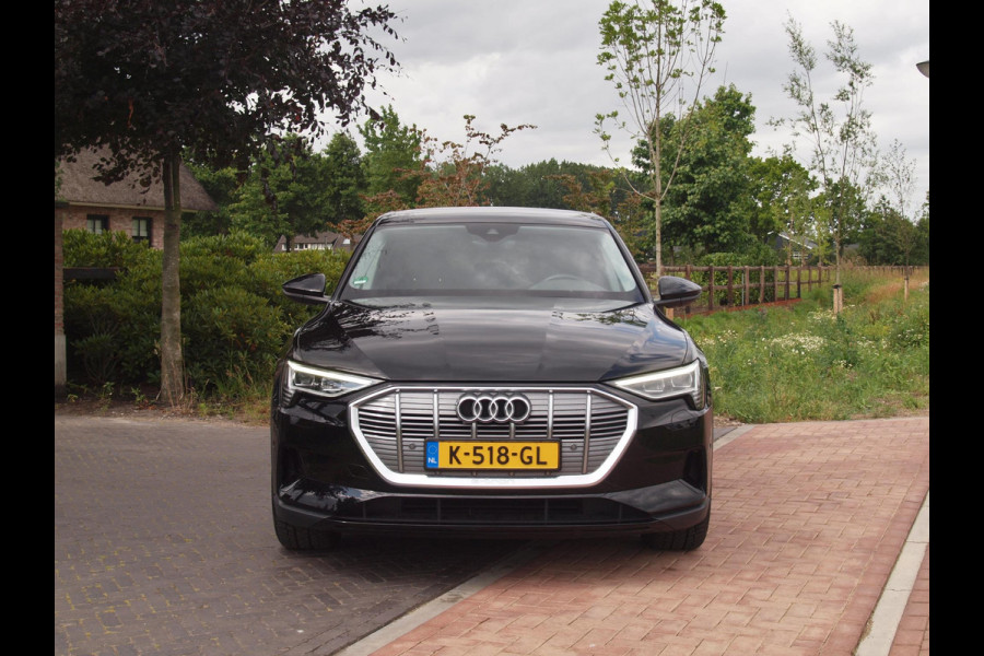 Audi e-tron 55 quattro edition 95 kWh | NL-Auto | Trekhaak | Parkeersensoren | DAB |