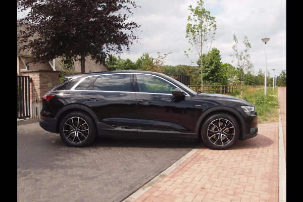 Audi e-tron 55 quattro edition 95 kWh | NL-Auto | Trekhaak | Parkeersensoren | DAB |