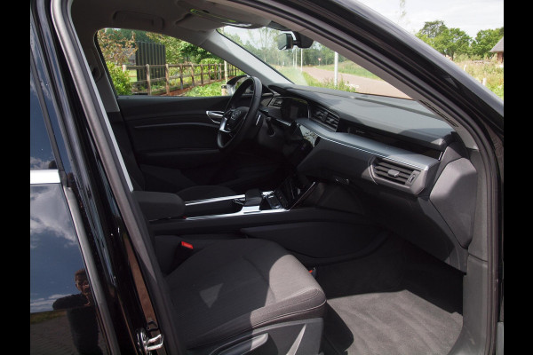 Audi e-tron 55 quattro edition 95 kWh | NL-Auto | Trekhaak | Parkeersensoren | DAB |
