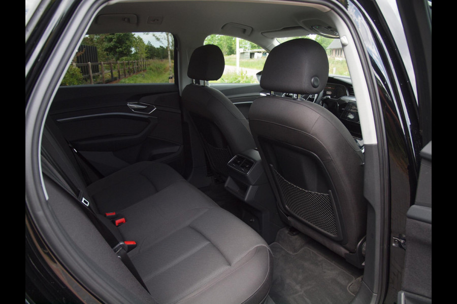 Audi e-tron 55 quattro edition 95 kWh | NL-Auto | Trekhaak | Parkeersensoren | DAB |