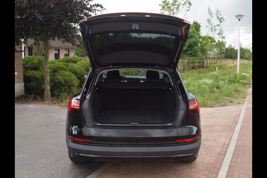 Audi e-tron 55 quattro edition 95 kWh | NL-Auto | Trekhaak | Parkeersensoren | DAB |