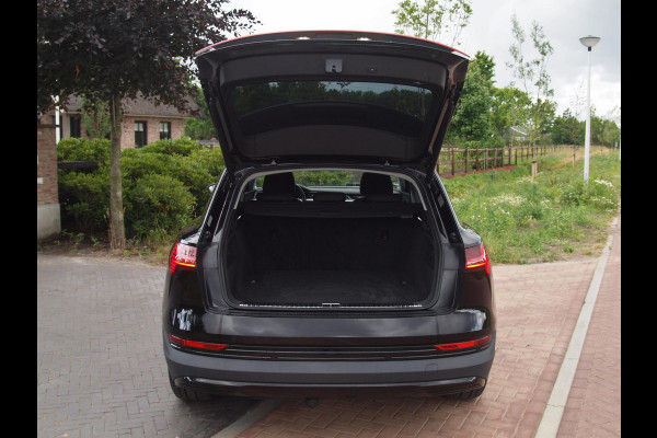 Audi e-tron 55 quattro edition 95 kWh | NL-Auto | Trekhaak | Parkeersensoren | DAB |