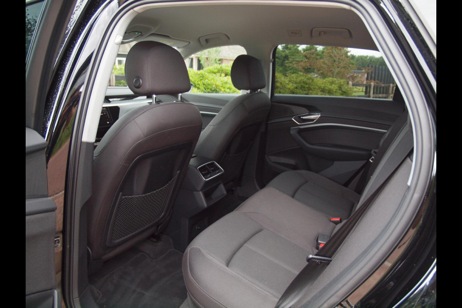Audi e-tron 55 quattro edition 95 kWh | NL-Auto | Trekhaak | Parkeersensoren | DAB |