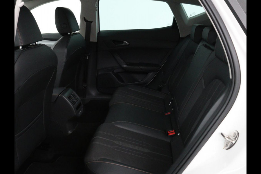 CUPRA Formentor 1.4 e-Hybrid | Adaptive cruise | Stuurverwarming | Full LED | Sportstoelen | Keyless | Climate control | Parkeerhulp | DAB | Sfeerverlichting | PHEV