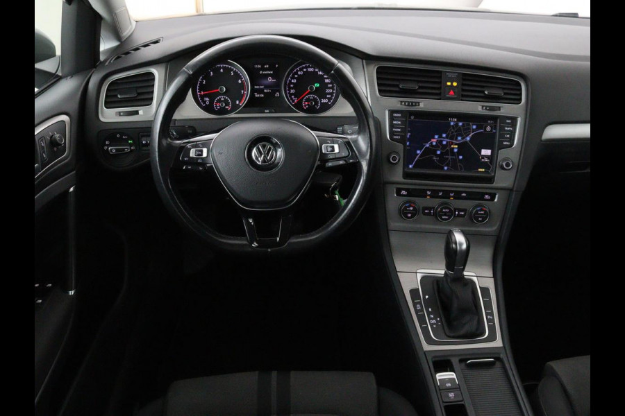 Volkswagen Golf 1.0 TSI Connected Series | Carplay | Camera | Navigatie | Climate control | Parkeerhulp | Cruise control | Sportstoelen