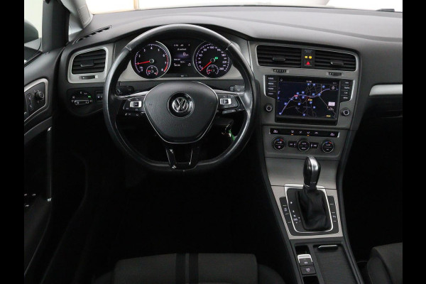 Volkswagen Golf 1.0 TSI Connected Series | Carplay | Camera | Navigatie | Climate control | Parkeerhulp | Cruise control | Sportstoelen
