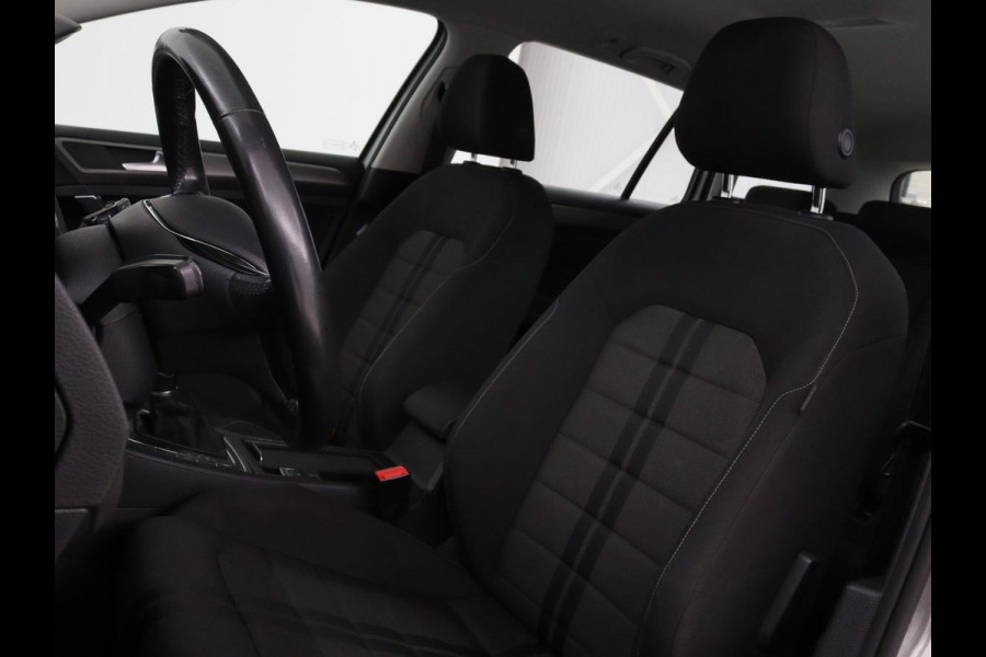 Volkswagen Golf 1.0 TSI Connected Series | Carplay | Camera | Navigatie | Climate control | Parkeerhulp | Cruise control | Sportstoelen