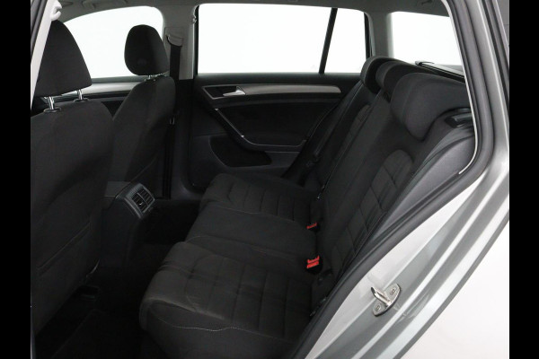 Volkswagen Golf 1.0 TSI Connected Series | Carplay | Camera | Navigatie | Climate control | Parkeerhulp | Cruise control | Sportstoelen