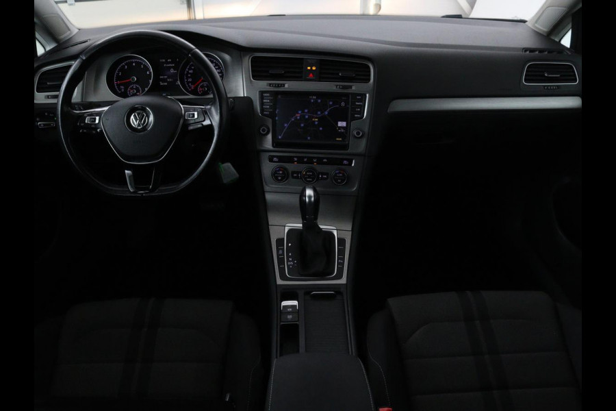 Volkswagen Golf 1.0 TSI Connected Series | Carplay | Camera | Navigatie | Climate control | Parkeerhulp | Cruise control | Sportstoelen
