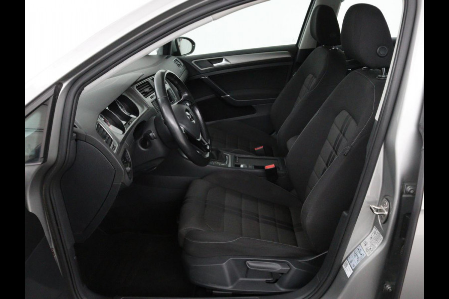 Volkswagen Golf 1.0 TSI Connected Series | Carplay | Camera | Navigatie | Climate control | Parkeerhulp | Cruise control | Sportstoelen