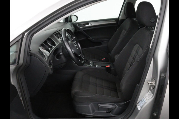Volkswagen Golf 1.0 TSI Connected Series | Carplay | Camera | Navigatie | Climate control | Parkeerhulp | Cruise control | Sportstoelen