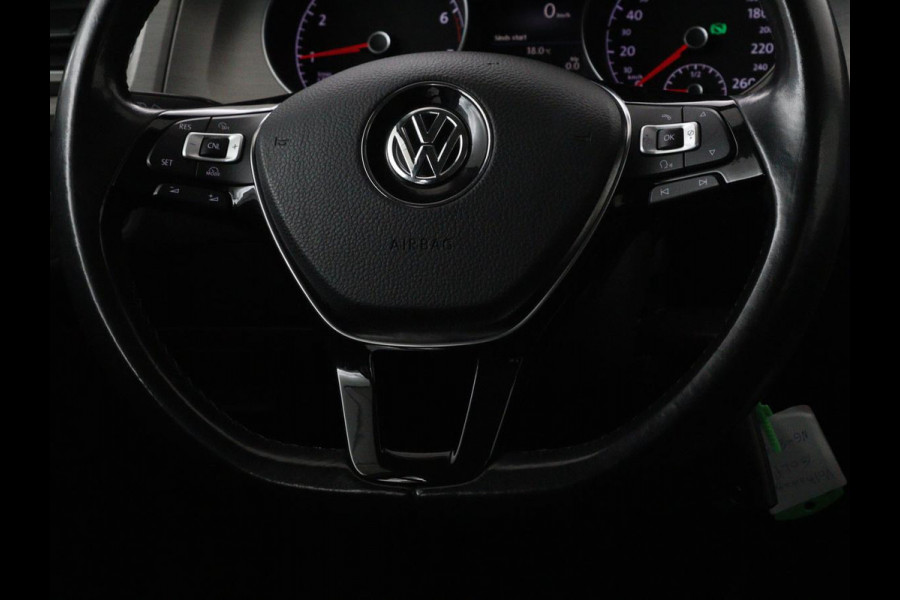 Volkswagen Golf 1.0 TSI Connected Series | Carplay | Camera | Navigatie | Climate control | Parkeerhulp | Cruise control | Sportstoelen