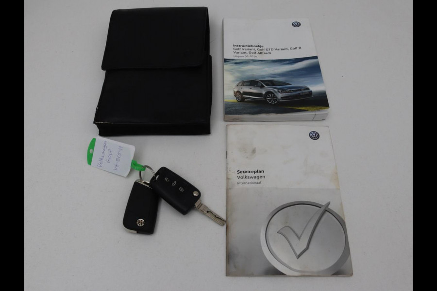 Volkswagen Golf 1.0 TSI Connected Series | Carplay | Camera | Navigatie | Climate control | Parkeerhulp | Cruise control | Sportstoelen