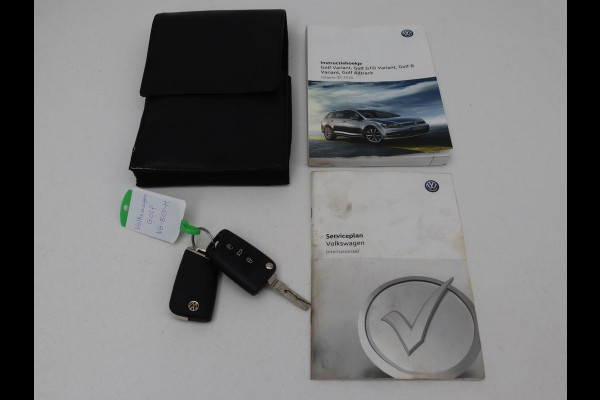 Volkswagen Golf 1.0 TSI Connected Series | Carplay | Camera | Navigatie | Climate control | Parkeerhulp | Cruise control | Sportstoelen