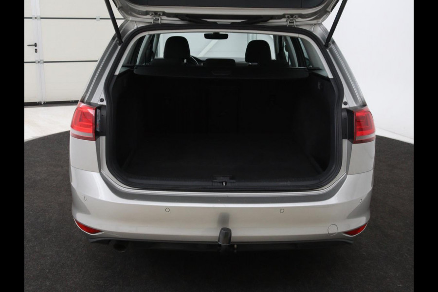 Volkswagen Golf 1.0 TSI Connected Series | Carplay | Camera | Navigatie | Climate control | Parkeerhulp | Cruise control | Sportstoelen