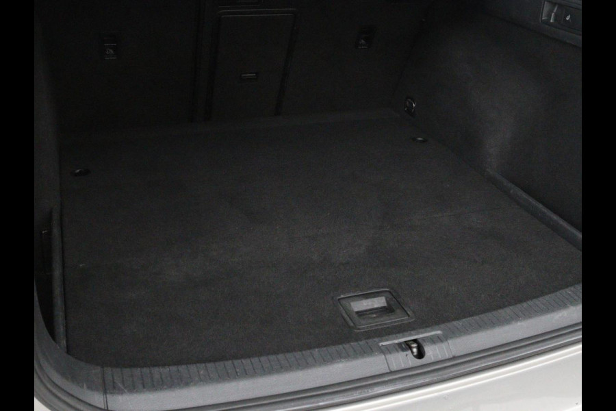Volkswagen Golf 1.0 TSI Connected Series | Carplay | Camera | Navigatie | Climate control | Parkeerhulp | Cruise control | Sportstoelen