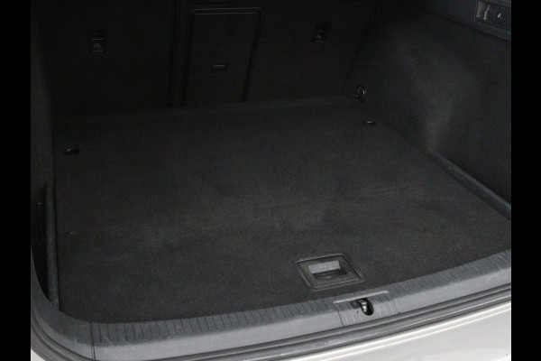 Volkswagen Golf 1.0 TSI Connected Series | Carplay | Camera | Navigatie | Climate control | Parkeerhulp | Cruise control | Sportstoelen