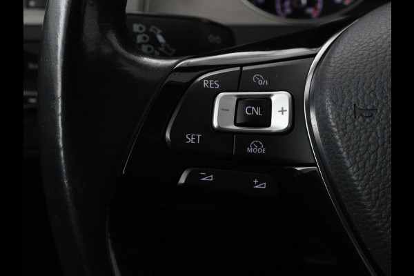 Volkswagen Golf 1.0 TSI Connected Series | Carplay | Camera | Navigatie | Climate control | Parkeerhulp | Cruise control | Sportstoelen