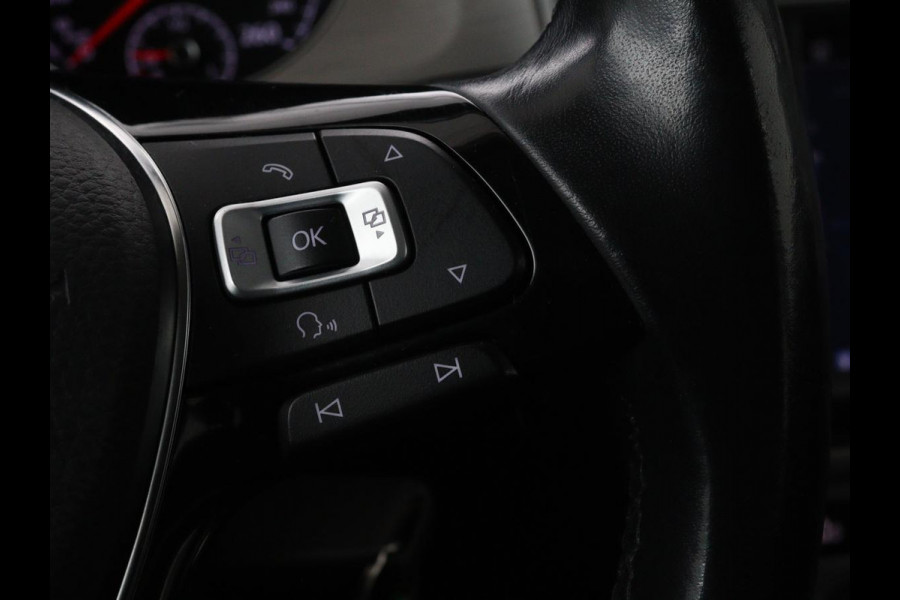 Volkswagen Golf 1.0 TSI Connected Series | Carplay | Camera | Navigatie | Climate control | Parkeerhulp | Cruise control | Sportstoelen