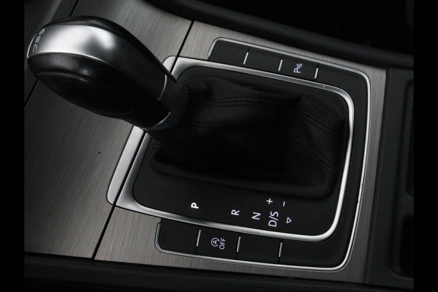 Volkswagen Golf 1.0 TSI Connected Series | Carplay | Camera | Navigatie | Climate control | Parkeerhulp | Cruise control | Sportstoelen