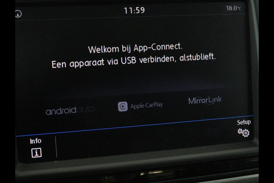 Volkswagen Golf 1.0 TSI Connected Series | Carplay | Camera | Navigatie | Climate control | Parkeerhulp | Cruise control | Sportstoelen