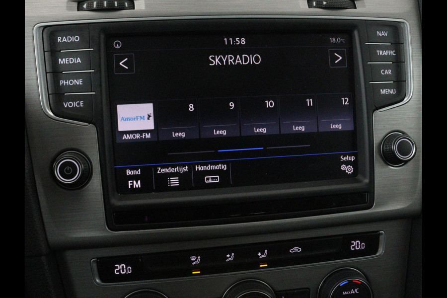 Volkswagen Golf 1.0 TSI Connected Series | Carplay | Camera | Navigatie | Climate control | Parkeerhulp | Cruise control | Sportstoelen