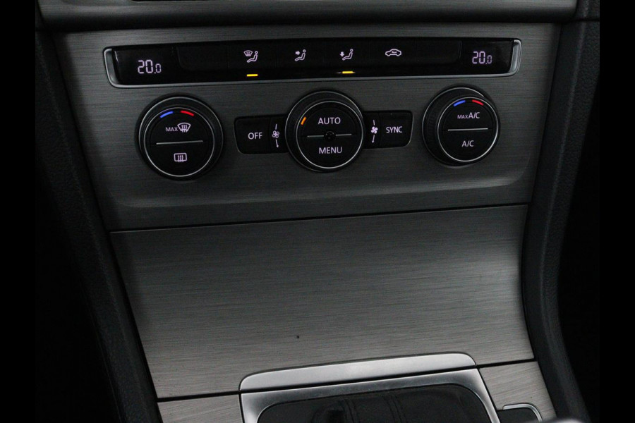 Volkswagen Golf 1.0 TSI Connected Series | Carplay | Camera | Navigatie | Climate control | Parkeerhulp | Cruise control | Sportstoelen