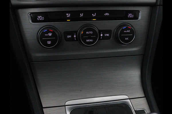 Volkswagen Golf 1.0 TSI Connected Series | Carplay | Camera | Navigatie | Climate control | Parkeerhulp | Cruise control | Sportstoelen
