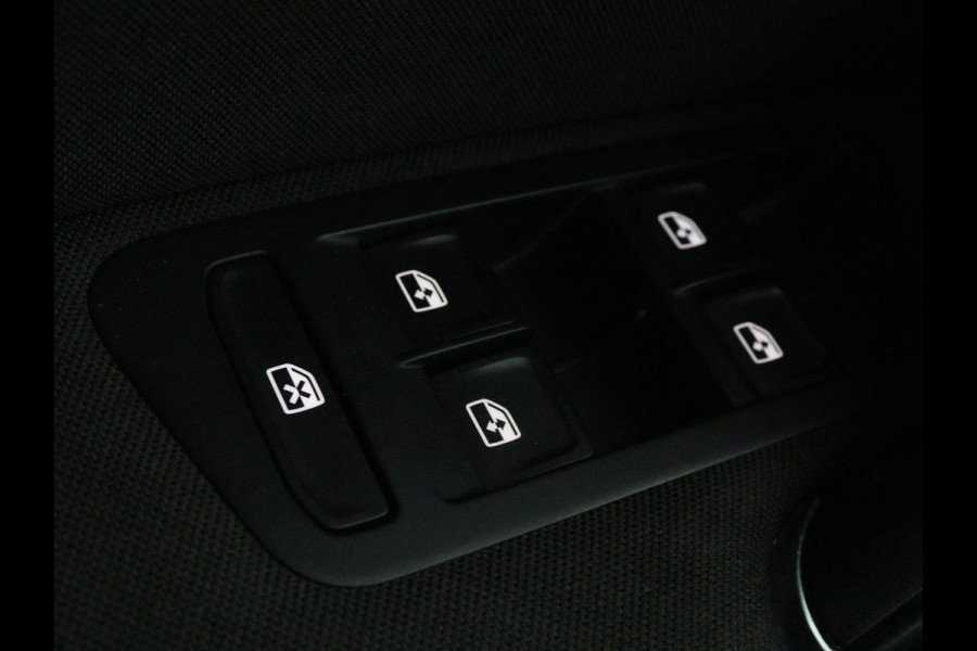 Volkswagen Golf 1.0 TSI Connected Series | Carplay | Camera | Navigatie | Climate control | Parkeerhulp | Cruise control | Sportstoelen