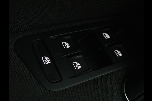 Volkswagen Golf 1.0 TSI Connected Series | Carplay | Camera | Navigatie | Climate control | Parkeerhulp | Cruise control | Sportstoelen