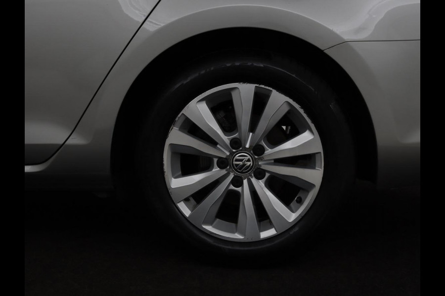 Volkswagen Golf 1.0 TSI Connected Series | Carplay | Camera | Navigatie | Climate control | Parkeerhulp | Cruise control | Sportstoelen