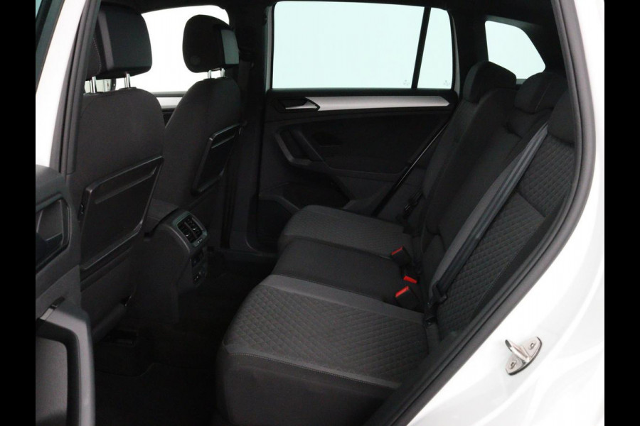 Volkswagen Tiguan 1.5 TSI R-Line | DSG | 360 camera | Active Info | Keyless | Adaptive cruise | Trekhaak | Full LED | Park Assist | Carplay | Navigatie