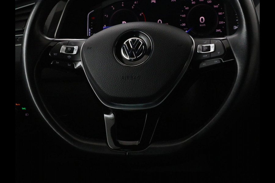 Volkswagen Tiguan 1.5 TSI R-Line | DSG | 360 camera | Active Info | Keyless | Adaptive cruise | Trekhaak | Full LED | Park Assist | Carplay | Navigatie