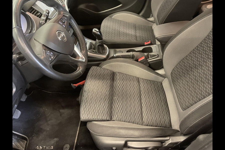 Opel Astra 1.2 Business Edition Climate control Navigatie Cruise control LED Trekhaak Apple Carplay/ Android Auto