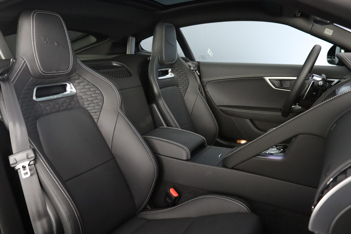 Jaguar F-Type P300 RWD R-Dynamic