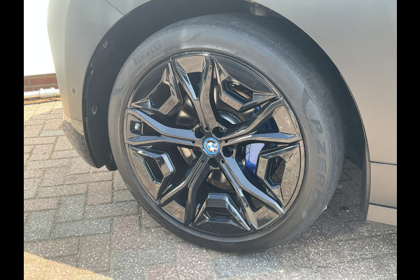BMW iX xDrive50 High Executive 112 kWh Laser B&W Pano.dak Trekhaak M-sport