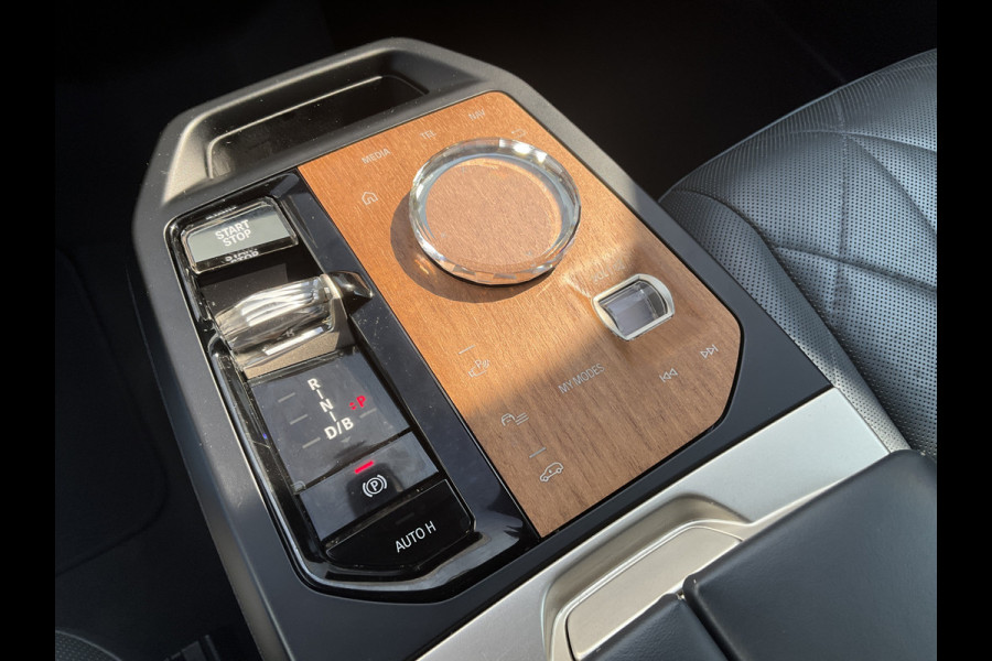 BMW iX xDrive50 High Executive 112 kWh Laser B&W Pano.dak Trekhaak M-sport