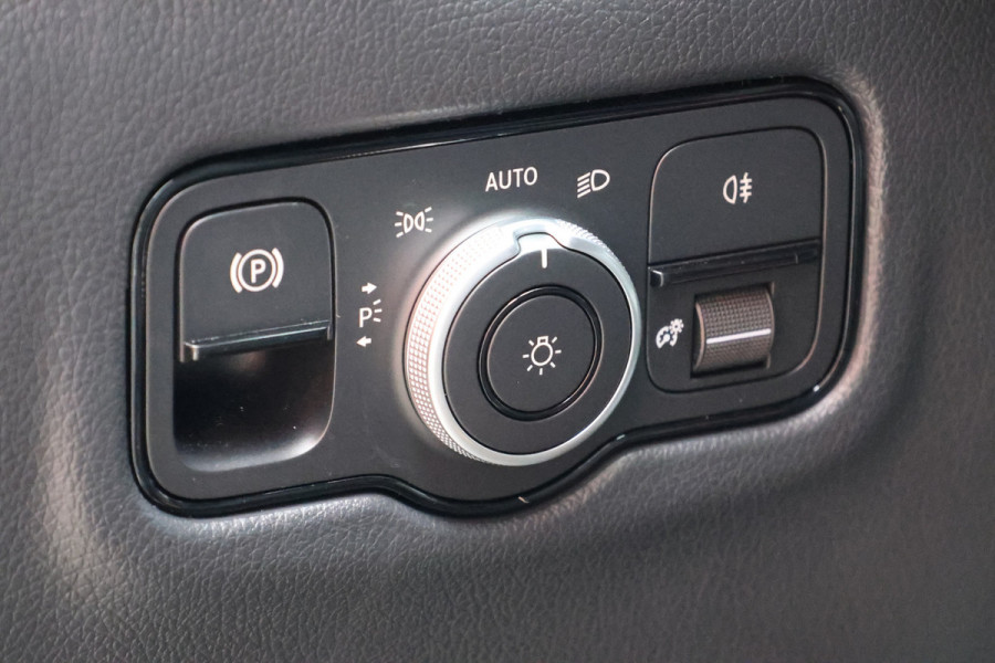 Mercedes-Benz Vito 116 CDI L3 XXL | AMG Edition | Multibeam Led | Dodehoek detector | Rijstrookassistent | CarPlay | Camera | Side-Bars | DAB | Cruise control | 3-Zitter | BPM Vrij | Fabrieksgarantie